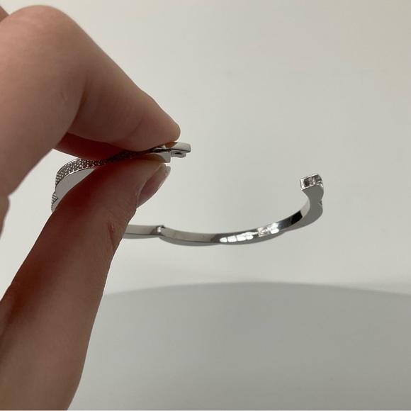 Kate Spade Hinged Silver Scallop Bracelet. - Picture 7 of 11